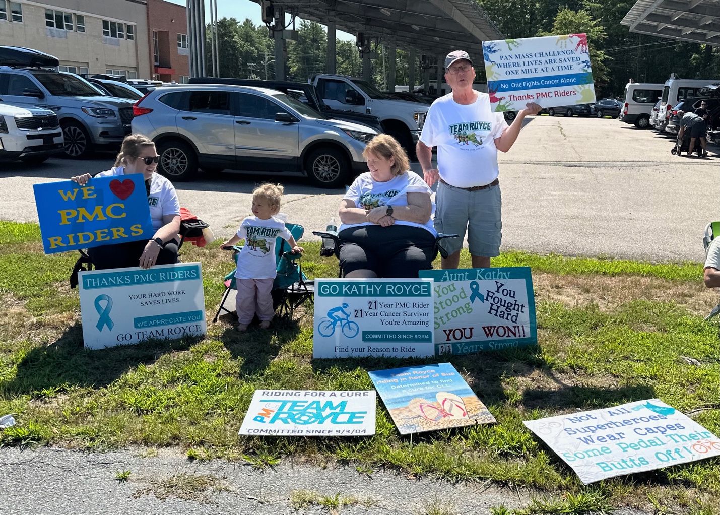 A group of people holding signs
AI-generated content may be incorrect.